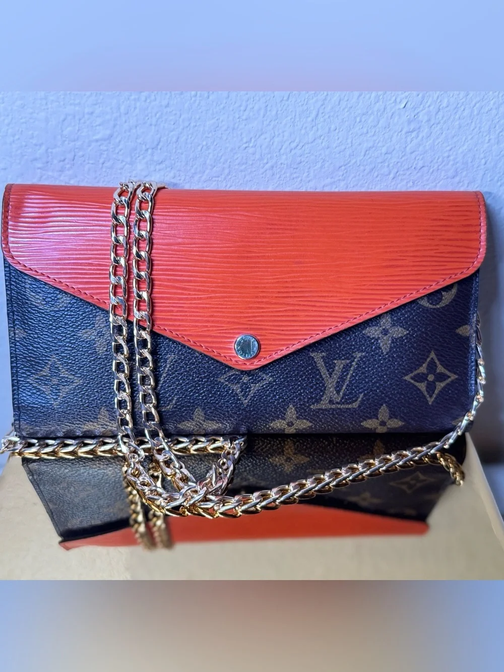 Louis Vuitton Monogram Envelope with Chain - Picture 4 of 15